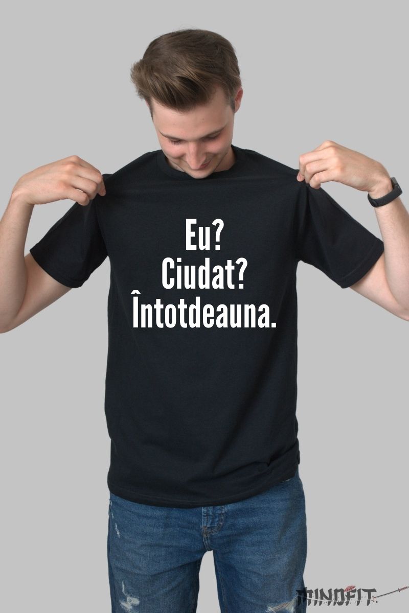 Tricou Amuzant "Eu? Ciudat?" barbat negru fata