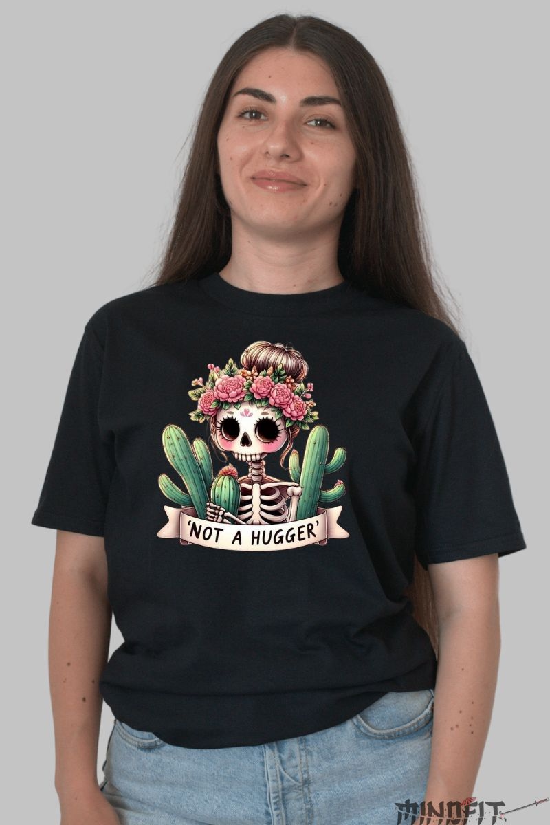 Tricou cu Aplicatii "Not a Hugger" dama negru fata