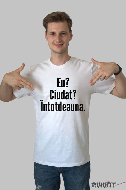 Tricou Amuzant "Eu? Ciudat?" barbat alb fata