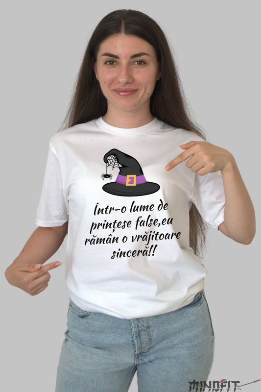 Tricou cu Mesaj Amuzant "Vrajitoarea Sincera" dama alb fata