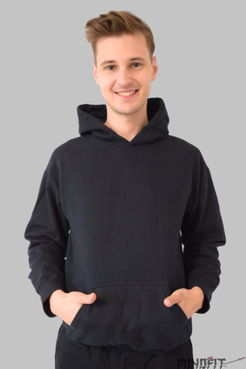 Hanorac personalizat cu mesajul Nu e vina ta mama barbat negru fata