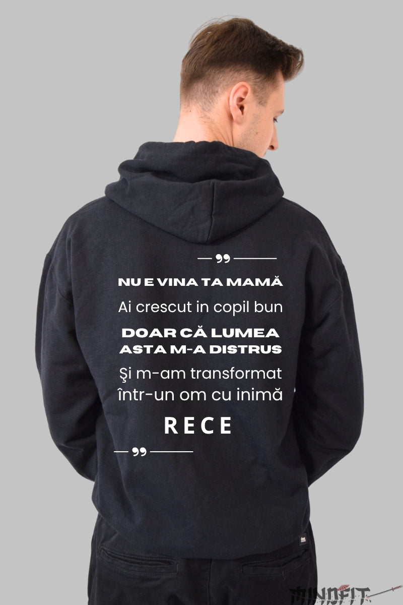 Hanorac personalizat cu mesajul Nu e vina ta mama barbat negru spate