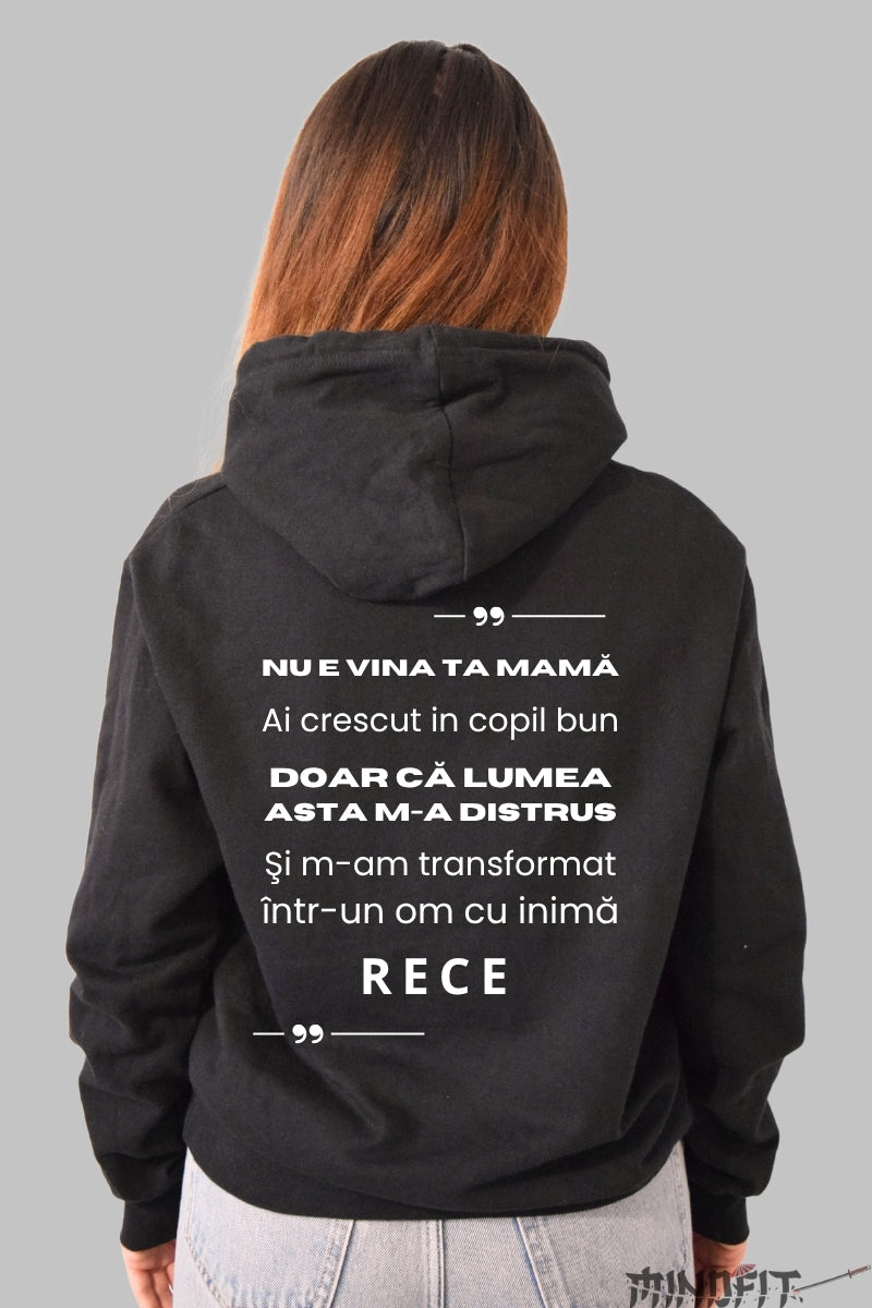 Hanorac personalizat cu mesajul Nu e vina ta mama dama negru spate