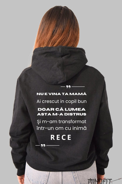 Hanorac personalizat cu mesajul Nu e vina ta mama dama negru spate